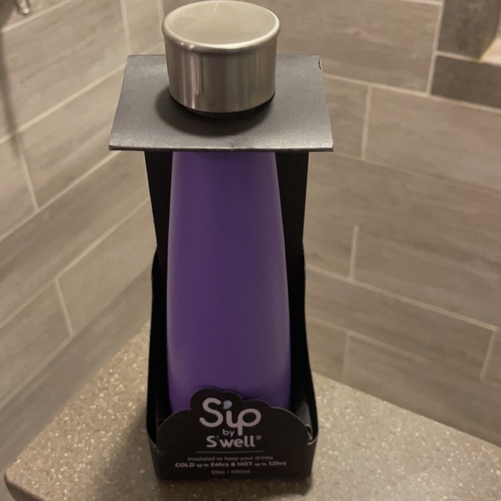 Gift ready Water Bottle for Hydration - NWT Gift Quality Purple Swell💦